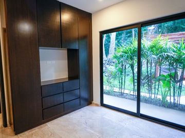 Condominio de dos pisos, frente a la alberca, comunidad con acceso al mar, venta, Sirenis, Tulum.