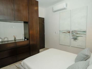 Condominio de dos pisos, frente a la alberca, comunidad con acceso al mar, venta, Sirenis, Tulum.