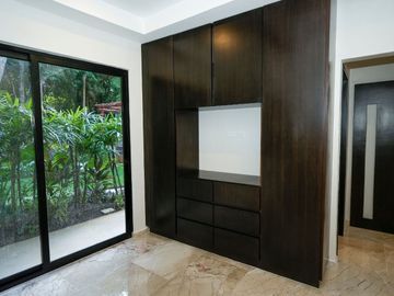 Condominio de dos pisos, frente a la alberca, comunidad con acceso al mar, venta, Sirenis, Tulum.
