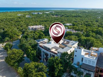 Departamento de dos pisos frente a la alberca, comunidad con acceso al mar, venta Sirenis, Tulum.
