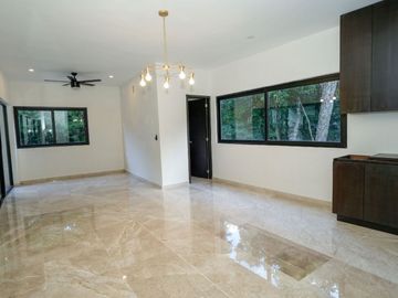 Departamento de dos pisos frente a la alberca, comunidad con acceso al mar, venta Sirenis, Tulum.