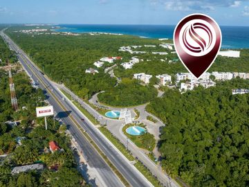 Departamento de dos pisos frente a la alberca, comunidad con acceso al mar, venta Sirenis, Tulum.