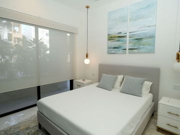 Departamento de dos pisos frente a la alberca, comunidad con acceso al mar, venta Sirenis, Tulum.