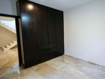 Departamento de dos pisos frente a la alberca, comunidad con acceso al mar, venta Sirenis, Tulum.