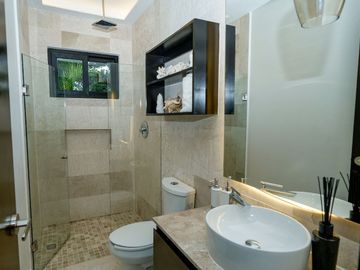 Departamento de dos pisos frente a la alberca, comunidad con acceso al mar, venta Sirenis, Tulum.