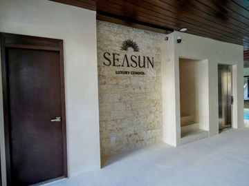 Departamento de dos pisos frente a la alberca, comunidad con acceso al mar, venta Sirenis, Tulum.