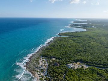Departamento de dos pisos frente a la alberca, comunidad con acceso al mar, venta Sirenis, Tulum.