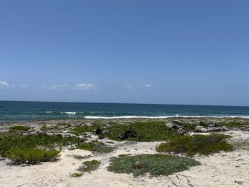 Departamento de dos pisos frente a la alberca, comunidad con acceso al mar, venta Sirenis, Tulum.