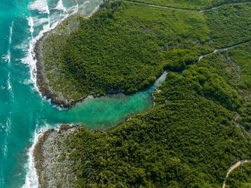 Departamento de dos pisos frente a la alberca, comunidad con acceso al mar, venta Sirenis, Tulum.