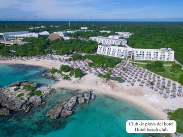 Departamento de dos pisos frente a la alberca, comunidad con acceso al mar, venta Sirenis, Tulum.