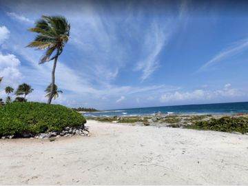 Departamento de dos pisos frente a la alberca, comunidad con acceso al mar, venta Sirenis, Tulum.