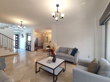 Vendo casa remodelada en urbanización Vía al Sol / Vía a la costa.