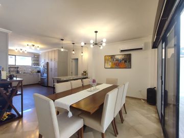 Vendo casa remodelada en urbanización Vía al Sol / Vía a la costa.