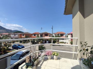 Vendo casa remodelada en urbanización Vía al Sol / Vía a la costa.