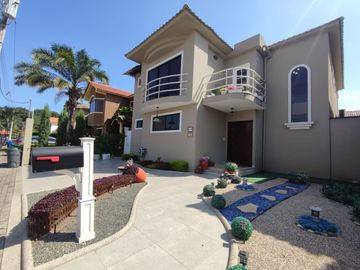 Vendo casa remodelada en urbanización Vía al Sol / Vía a la costa.