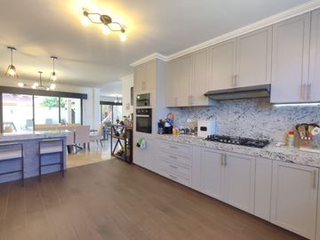 Vendo casa remodelada en urbanización Vía al Sol / Vía a la costa.