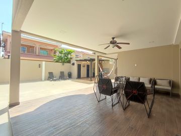 Vendo casa remodelada en urbanización Vía al Sol / Vía a la costa.