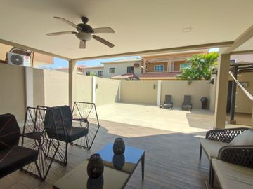 Vendo casa remodelada en urbanización Vía al Sol / Vía a la costa.