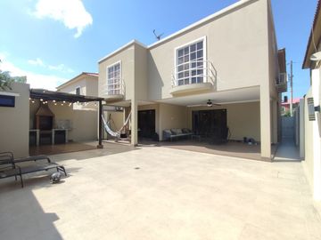 Vendo casa remodelada en urbanización Vía al Sol / Vía a la costa.
