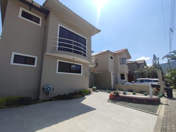 Vendo casa remodelada en urbanización Vía al Sol / Vía a la costa.