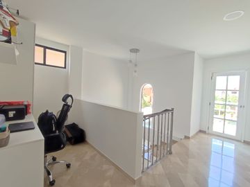 Vendo casa remodelada en urbanización Vía al Sol / Vía a la costa.