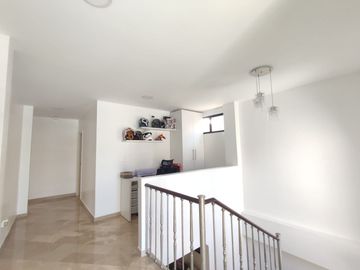 Vendo casa remodelada en urbanización Vía al Sol / Vía a la costa.