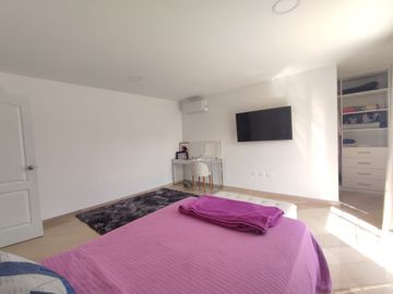 Vendo casa remodelada en urbanización Vía al Sol / Vía a la costa.
