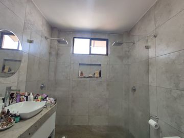 Vendo casa remodelada en urbanización Vía al Sol / Vía a la costa.