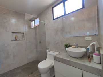 Vendo casa remodelada en urbanización Vía al Sol / Vía a la costa.