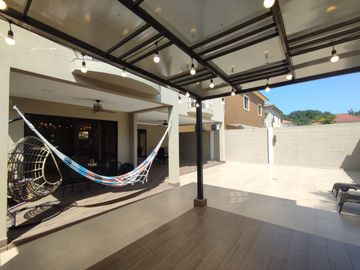 Vendo casa remodelada en urbanización Vía al Sol / Vía a la costa.