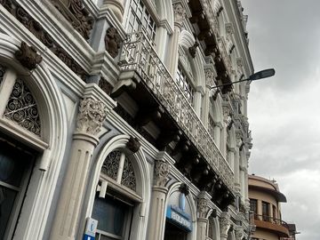 HERMOSA CASA EN VENTA  PATRIMONIAL y COLONIAL ubicada  EN EL CENTRO DE CUENCA SECTOR SAN SEBASTIAN
