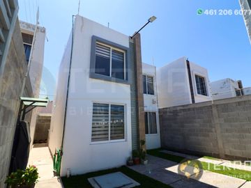 SE VENDE CASA EN GRAN HACIENDA CELAYA GTO.  SOBRE AVENIDA 1 RECAMARA PLANTA BAJA Y DOS PLANTA ALTA cerca del colegio Rosenblueth Campus Universitario