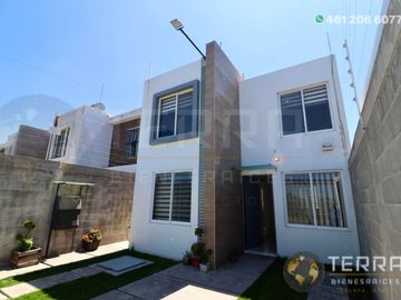 SE VENDE CASA EN GRAN HACIENDA CELAYA GTO.  SOBRE AVENIDA 1 RECAMARA PLANTA BAJA Y DOS PLANTA ALTA cerca del colegio Rosenblueth Campus Universitario