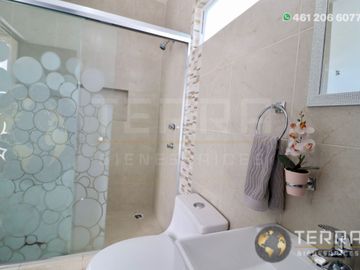 SE VENDE CASA EN GRAN HACIENDA CELAYA GTO.  SOBRE AVENIDA 1 RECAMARA PLANTA BAJA Y DOS PLANTA ALTA cerca del colegio Rosenblueth Campus Universitario