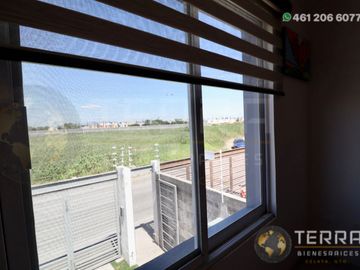 SE VENDE CASA EN GRAN HACIENDA CELAYA GTO.  SOBRE AVENIDA 1 RECAMARA PLANTA BAJA Y DOS PLANTA ALTA cerca del colegio Rosenblueth Campus Universitario
