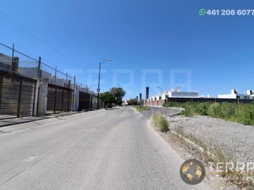 SE VENDE CASA EN GRAN HACIENDA CELAYA GTO.  SOBRE AVENIDA 1 RECAMARA PLANTA BAJA Y DOS PLANTA ALTA cerca del colegio Rosenblueth Campus Universitario
