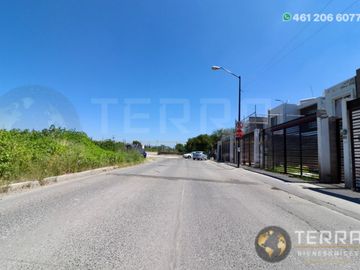 SE VENDE CASA EN GRAN HACIENDA CELAYA GTO.  SOBRE AVENIDA 1 RECAMARA PLANTA BAJA Y DOS PLANTA ALTA cerca del colegio Rosenblueth Campus Universitario