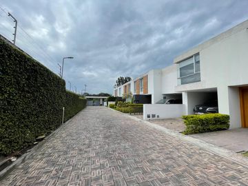 CASA DE VENTA, CUMBAYA CONJUNTO PRIVADO