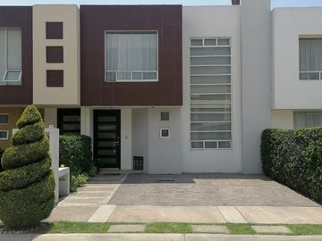 Casa en venta al sur de pachuca, fraccionamiento residencial con acceso controlado.