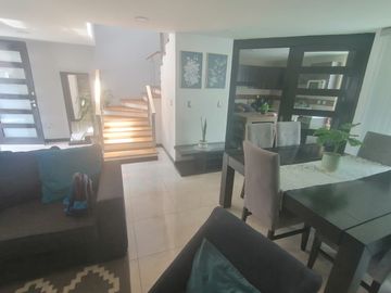 Casa en venta al sur de pachuca, fraccionamiento residencial con acceso controlado.