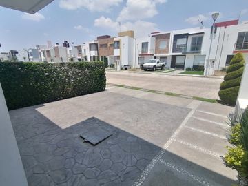 Casa en venta al sur de pachuca, fraccionamiento residencial con acceso controlado.