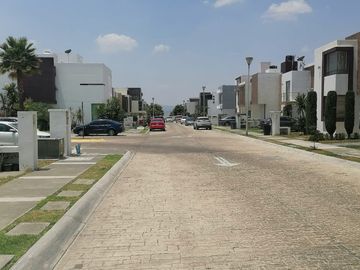 Casa en venta al sur de pachuca, fraccionamiento residencial con acceso controlado.