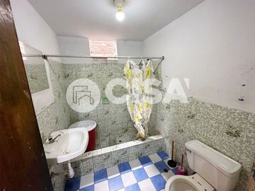 SE VENDE HOSTAL (24 HAB} + 2 LOCALES COMERCIALES