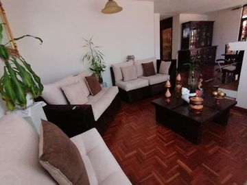 VENDO CASA RENTERA 3 PISOS, 4 DEPARTAMENTOS en Vaca de Castro. Norte de Quito.