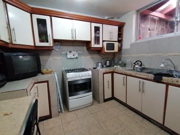 VENDO CASA RENTERA 3 PISOS, 4 DEPARTAMENTOS en Vaca de Castro. Norte de Quito.