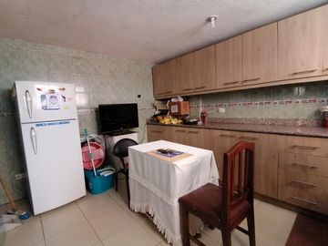 VENDO CASA RENTERA 3 PISOS, 4 DEPARTAMENTOS en Vaca de Castro. Norte de Quito.
