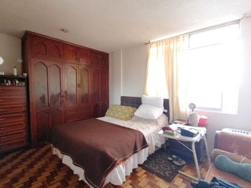 VENDO CASA RENTERA 3 PISOS, 4 DEPARTAMENTOS en Vaca de Castro. Norte de Quito.