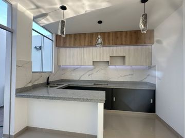 HERMOSA CASA DE ESTRENO EN VENTA EN URB.ALAMEDA COUNTRY CLUB CASTILLA