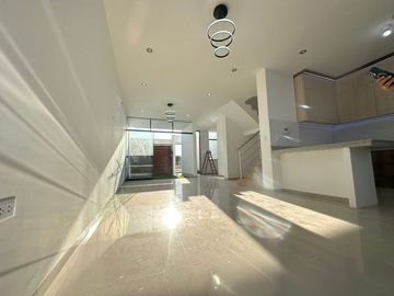 LINDA  CASA DE ESTRENO EN VENTA EN URB.ALAMEDA COUNTRY CLUB CASTILLA