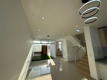 LINDA  CASA DE ESTRENO EN VENTA EN URB.ALAMEDA COUNTRY CLUB CASTILLA